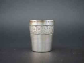 Vente aux enchères Timbale de style 1930 en argent, poinçon Minerve, à décor d'une frise 