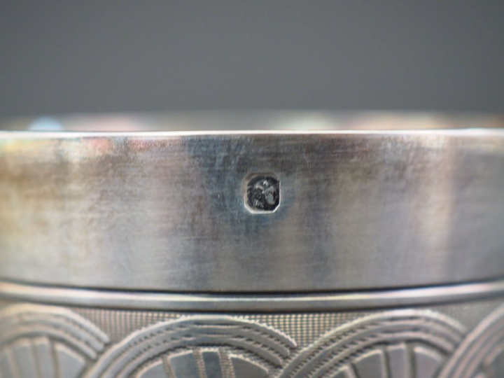 Timbale de style 1930 en argent, poinçon Minerve, à décor d'une frise 