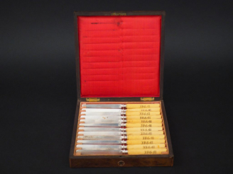 Vente aux enchères Suite de douze couteaux à fruit, lame argent poinçon Minerve. Manches 