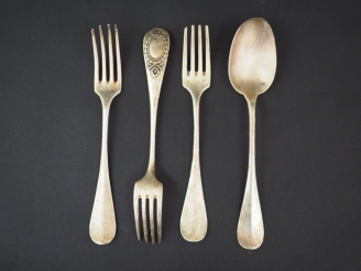 Vente aux enchères Trois fourchettes et une cuillère de style Louis XVI en argent, poinço