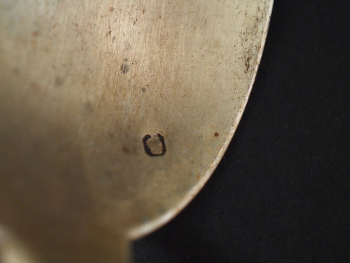 Trois fourchettes et une cuillère de style Louis XVI en argent, poinço