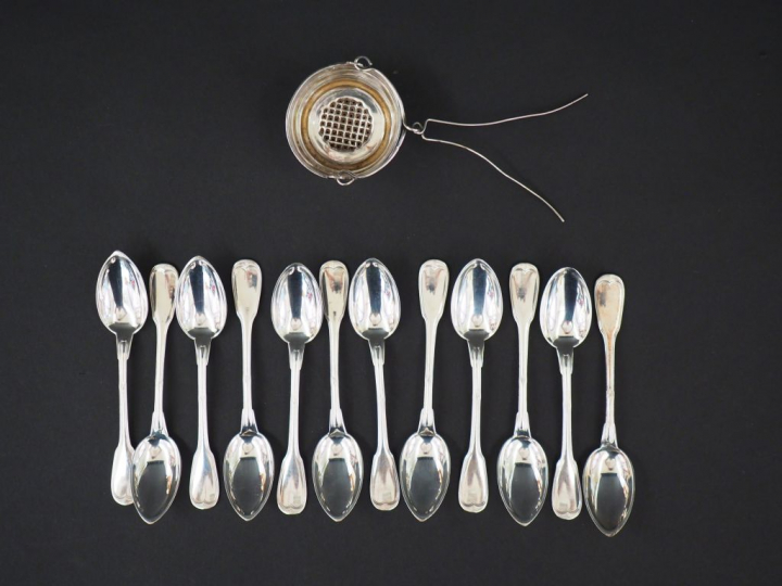 Suite de douze cuillères à moka en argent, poinçon Minerve, modèle à f