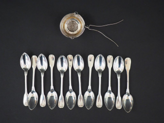 Vente aux enchères Suite de douze cuillères à moka en argent, poinçon Minerve, modèle à f