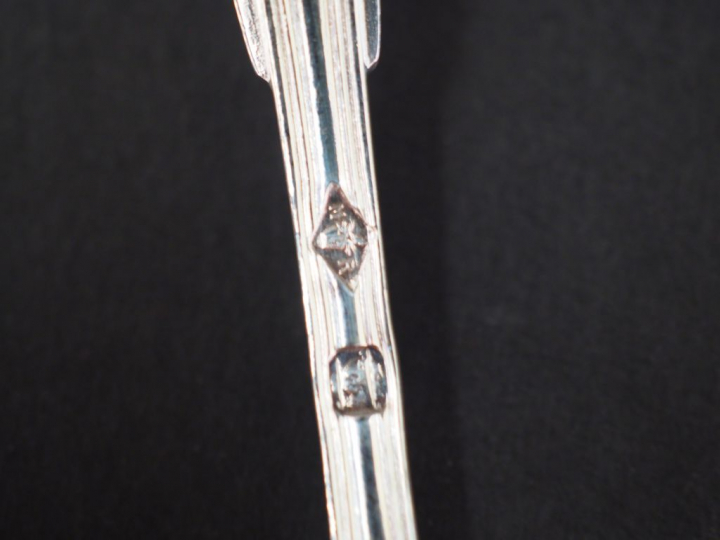 Suite de douze cuillères à moka en argent, poinçon Minerve, modèle à f