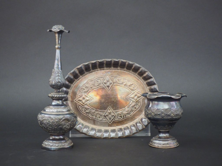 Ensemble comprenant :  - un aspersoir de style Afrique du Nord en arge