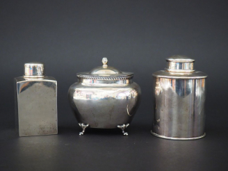 Vente aux enchères Deux différents flacons en argent anglais.  H. 9,56 cm et 10 cm  Poids