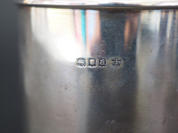 Deux différents flacons en argent anglais.  H. 9,56 cm et 10 cm  Poids