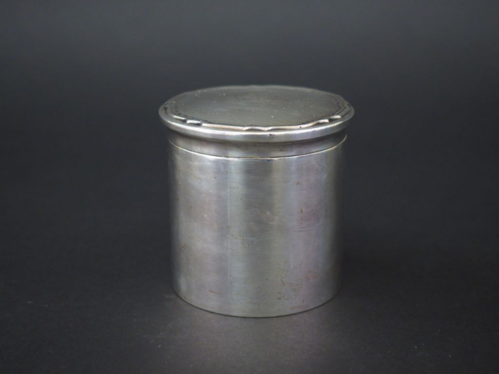 Boite cylindrique couverte en argent anglais. Couvercle à décor de fil