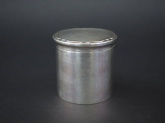 Vente aux enchères Boite cylindrique couverte en argent anglais. Couvercle à décor de fil