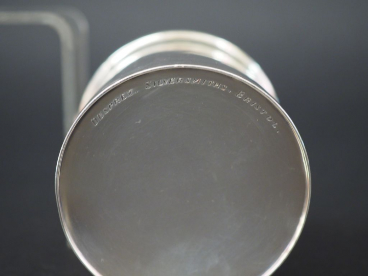Boite cylindrique couverte en argent anglais. Couvercle à décor de fil