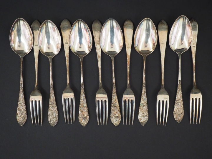 Suite de 12 couverts à entremets en argent 800 millièmes, à décor de f