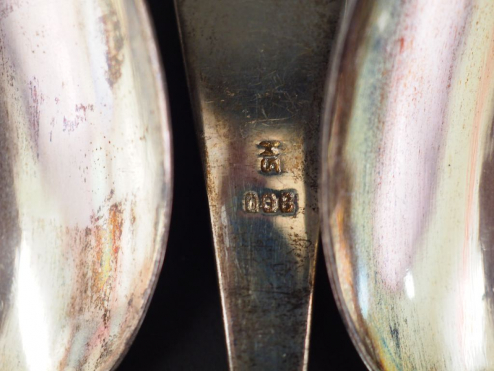 Suite de 12 couverts à entremets en argent 800 millièmes, à décor de f