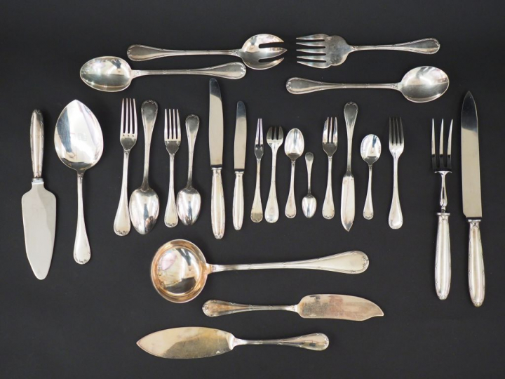 CHRISTOFLE. Ménagère de style Louis XVI en métal argenté, à décor de t