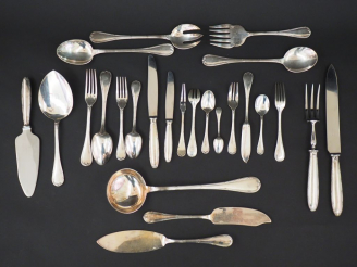 Vente aux enchères CHRISTOFLE. Ménagère de style Louis XVI en métal argenté, à décor de t