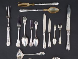 Vente aux enchères CHRISTOFLE. Partie de ménagère en métal argenté, modèle feuillagé et à