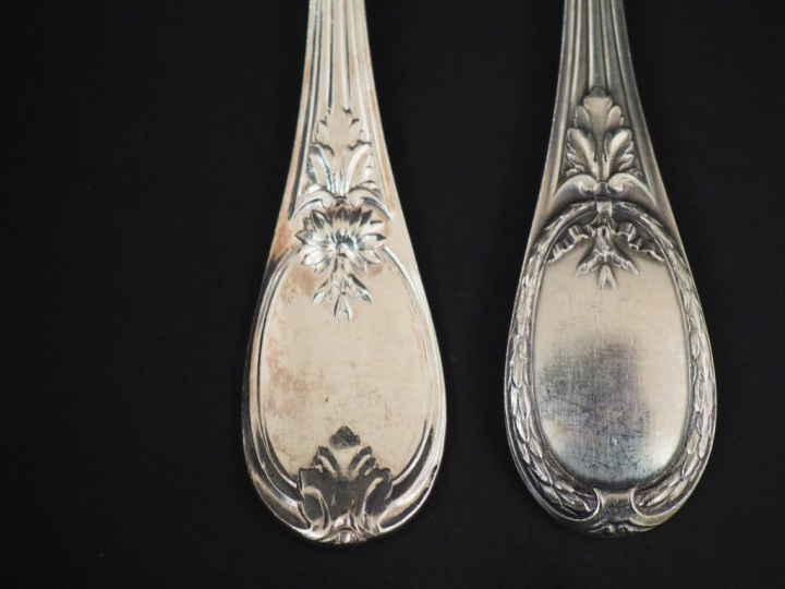 CHRISTOFLE. Partie de ménagère en métal argenté, modèle feuillagé et à