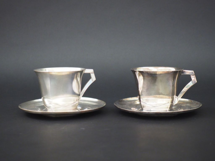 GALLIA. Paire de tasses et sous-tasses Art déco en métal argenté. D'ap
