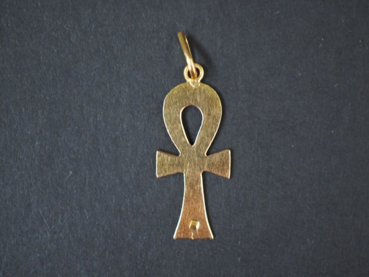 Pendentif de style égyptien en or jaune.  2,6 x 1,3 cm  Poids. 1,90 g