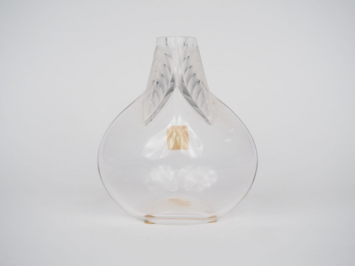 LALIQUE France. Vase soliflore en cristal à décor de quatre palmettes.