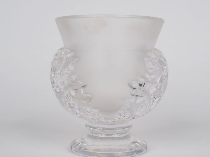 LALIQUE France. Vase en verre à décor de feuillages. Signé. H. 11,5 cm