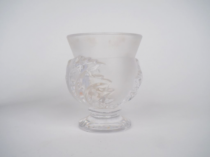 LALIQUE France. Vase en verre à décor de feuillages. Signé. H. 11,5 cm