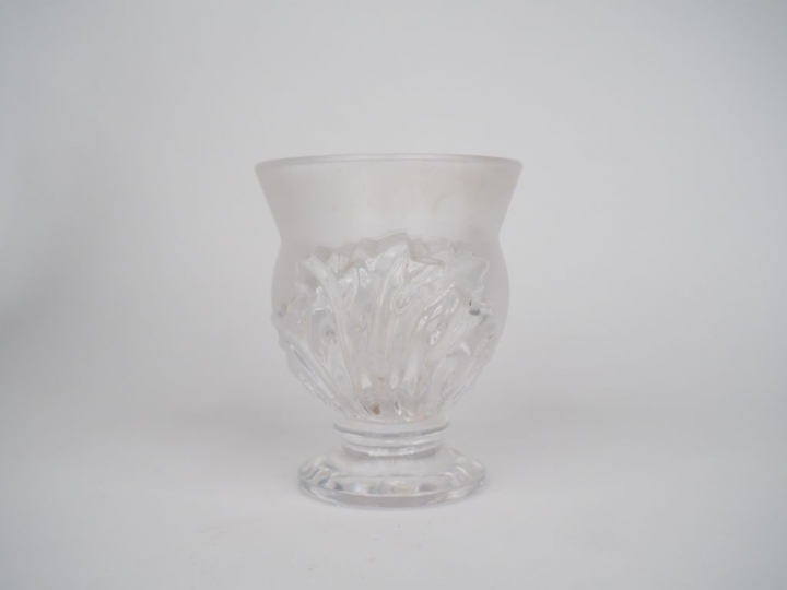 LALIQUE France. Vase en verre à décor de feuillages. Signé. H. 11,5 cm
