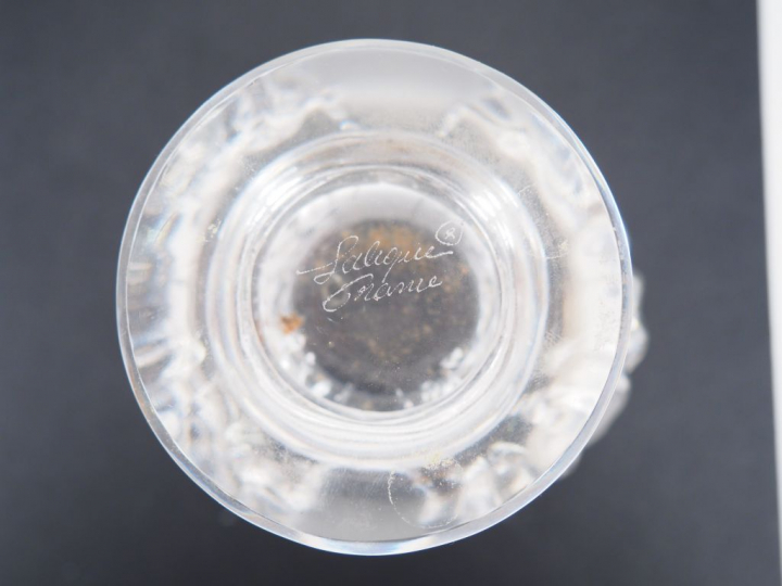 LALIQUE France. Vase en verre à décor de feuillages. Signé. H. 11,5 cm