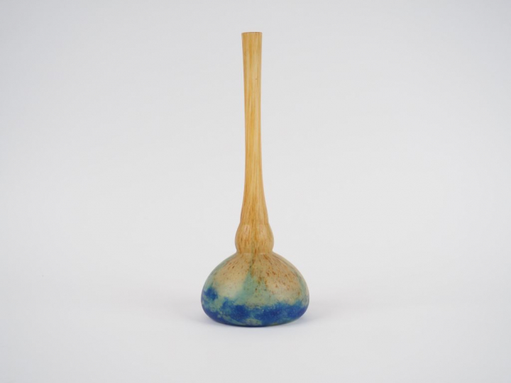 DAUM Nancy. Vase de forme berluze en verre jaune nuancé brun et bleu. 