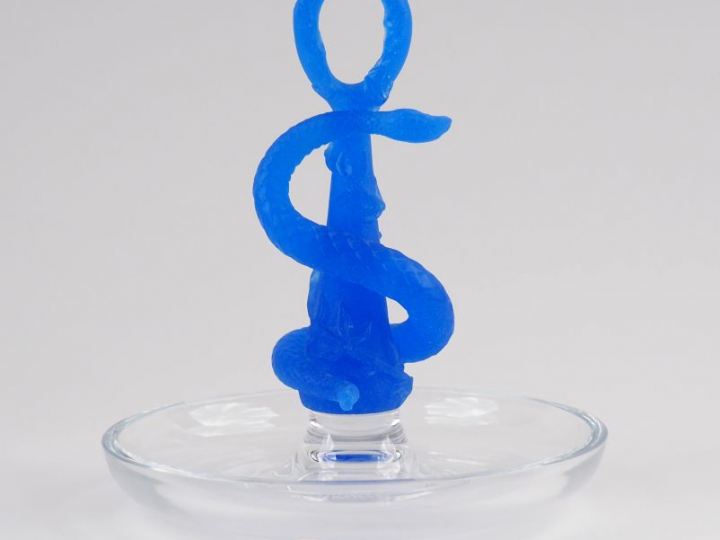 DAUM. Baguier en cristal et pâte de verre bleue, à décor de serpent. S