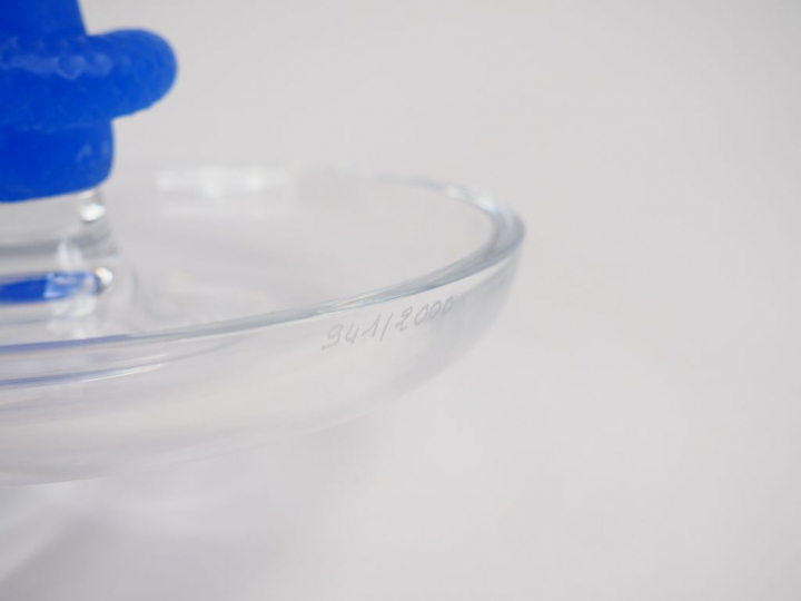 DAUM. Baguier en cristal et pâte de verre bleue, à décor de serpent. S