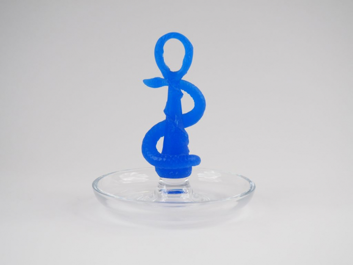 DAUM. Baguier en cristal et pâte de verre bleue, à décor de serpent. S
