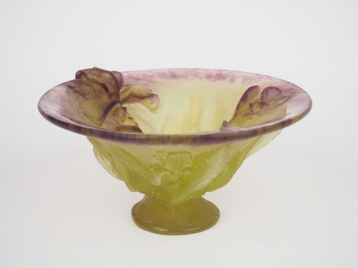 DAUM (attribué à). Coupe sur talon en pâte de verre vert anis et mauve