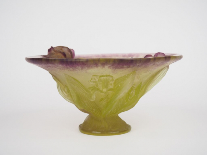 DAUM (attribué à). Coupe sur talon en pâte de verre vert anis et mauve