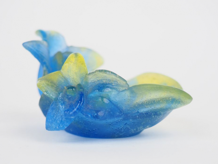 DAUM France. Coupelle en pâte de verre jaune et bleue à décor de fleur