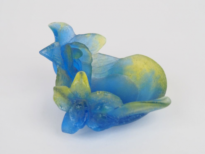 DAUM France. Coupelle en pâte de verre jaune et bleue à décor de fleur