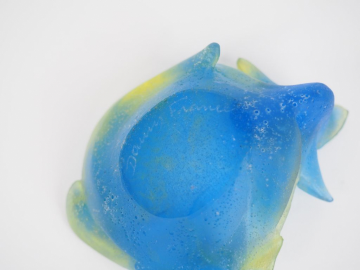 DAUM France. Coupelle en pâte de verre jaune et bleue à décor de fleur