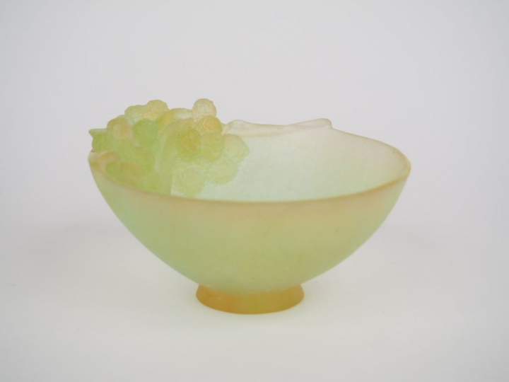 DAUM France. Petite coupe sur talon en pâte de verre vert anis, à déco