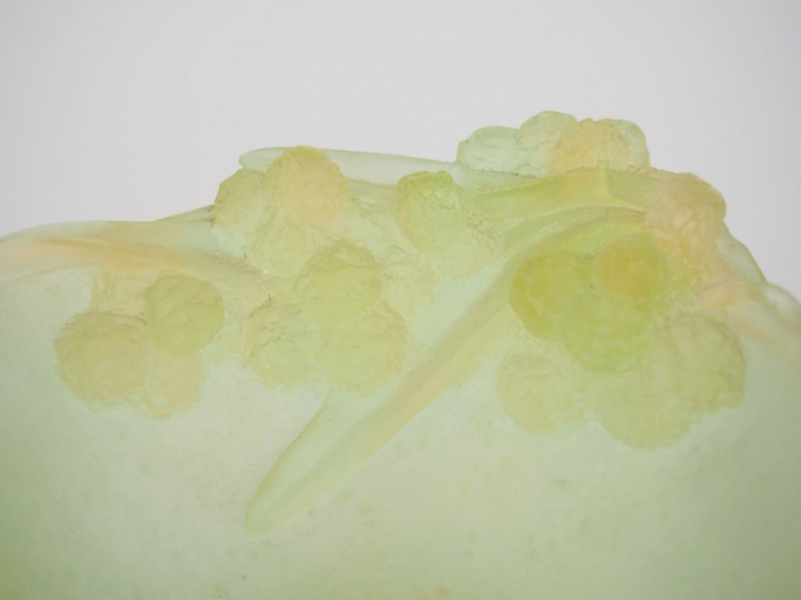 DAUM France. Petite coupe sur talon en pâte de verre vert anis, à déco