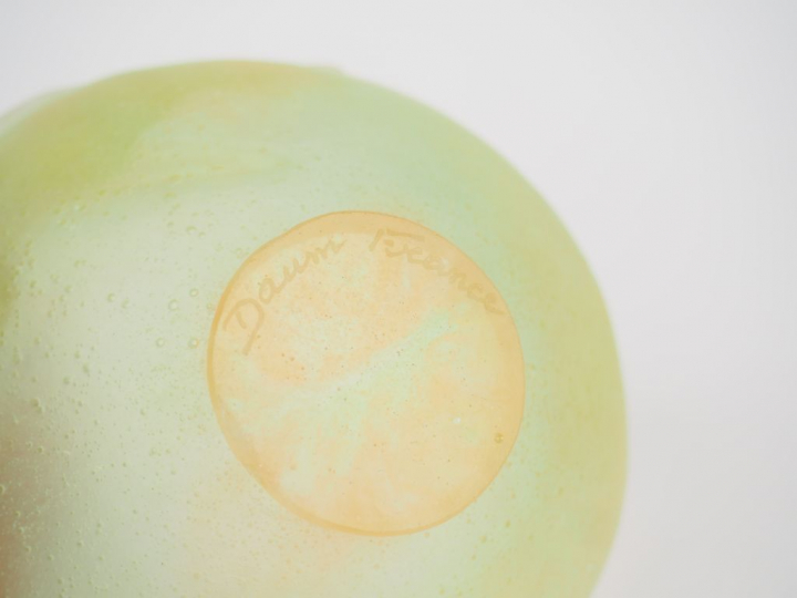 DAUM France. Petite coupe sur talon en pâte de verre vert anis, à déco