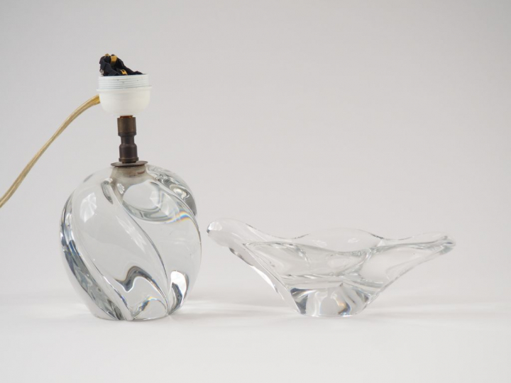 DAUM. Ensemble comprenant :  - un pied de lampe en cristal à décor de 