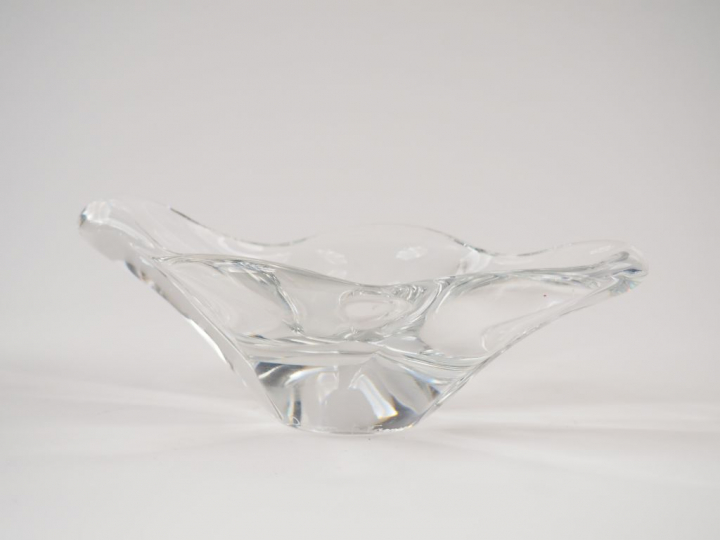 DAUM. Ensemble comprenant :  - un pied de lampe en cristal à décor de 