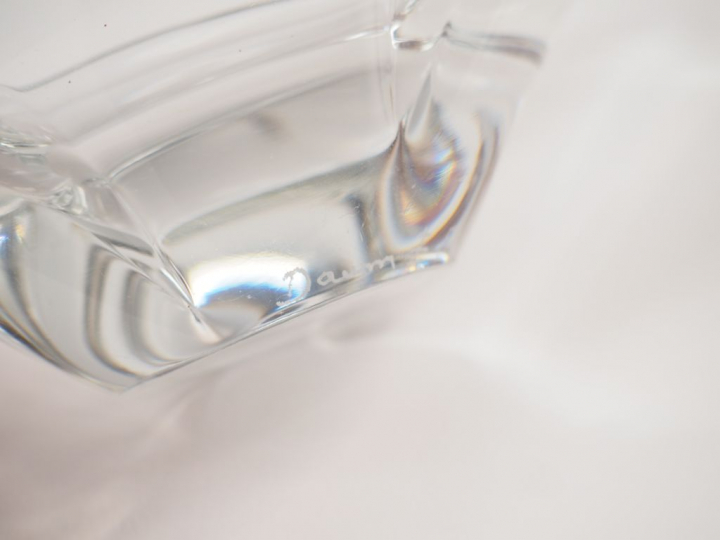 DAUM. Ensemble comprenant :  - un pied de lampe en cristal à décor de 