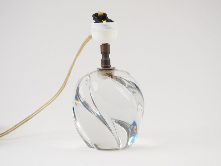 DAUM. Ensemble comprenant :  - un pied de lampe en cristal à décor de 