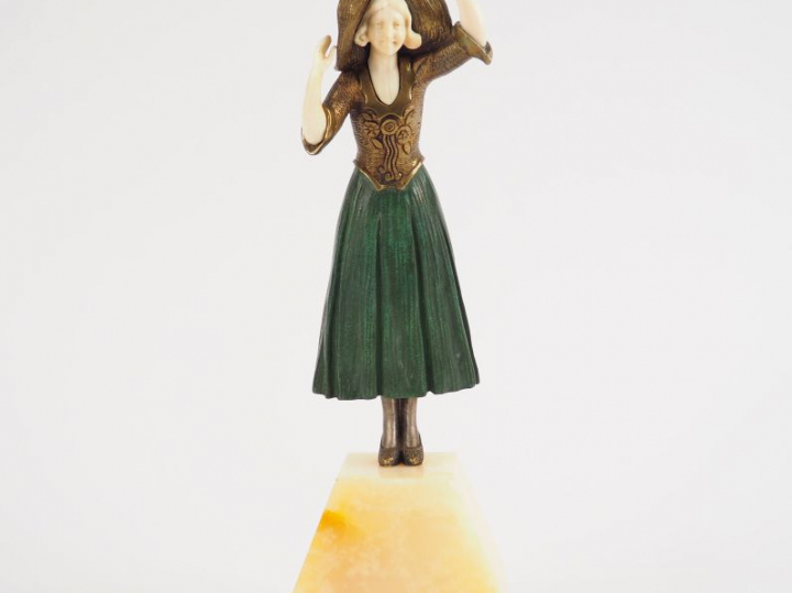 Samuel LIPSZIC. "Elégante au chapeau" Sculpture chryséléphantine. Socl