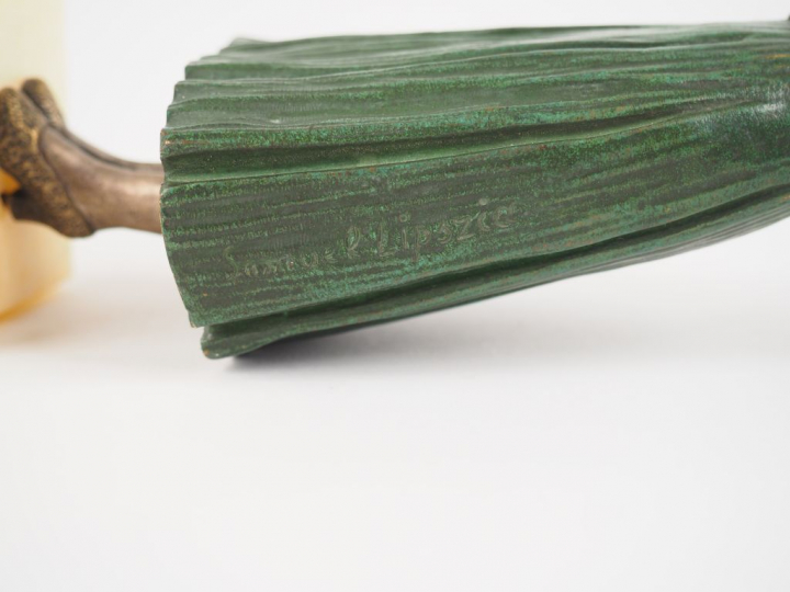 Samuel LIPSZIC. "Elégante au chapeau" Sculpture chryséléphantine. Socl