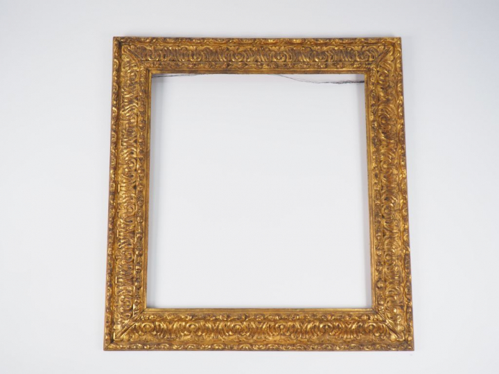 Grand cadre de style XVIIème, en bois sculpté et doré, à décor de feui