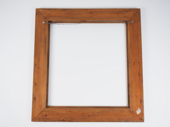 Grand cadre de style XVIIème, en bois sculpté et doré, à décor de feui