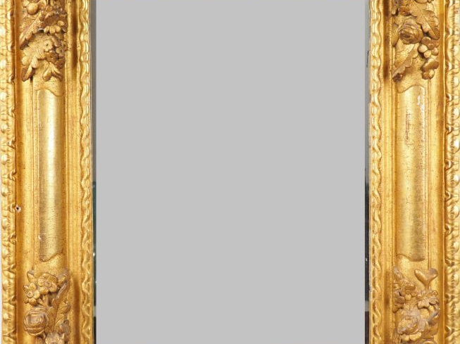 Miroir dans un cadre XVIIIème en bois et stuc doré à décor de fleurs e