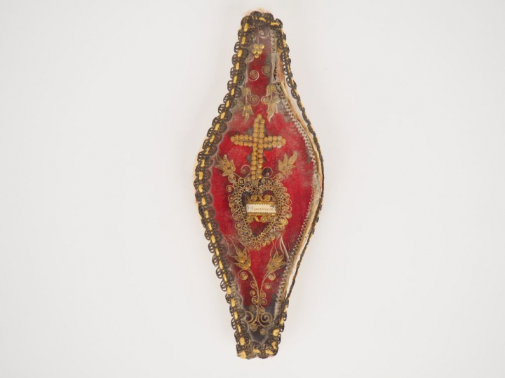 Petit reliquaire à paperolles début XIXème. 22 x 8 cm (petits accident