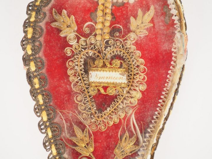 Petit reliquaire à paperolles début XIXème. 22 x 8 cm (petits accident